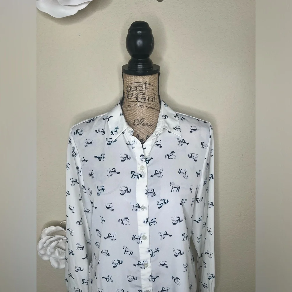NTM: Ann Taylor Creamy White & Blue Wandering Horses Button Down Top Sz 8